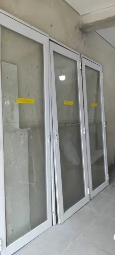 Portas de alumínio com vidro temperado - 13 peças