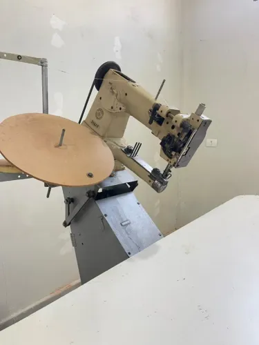 Máquina de Costura para Colchões PFAFF com Mesa e Cabeçote