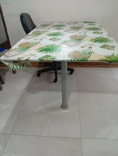 Mesa de vidro 8mm , com 4 cadeiras em ótimo estado