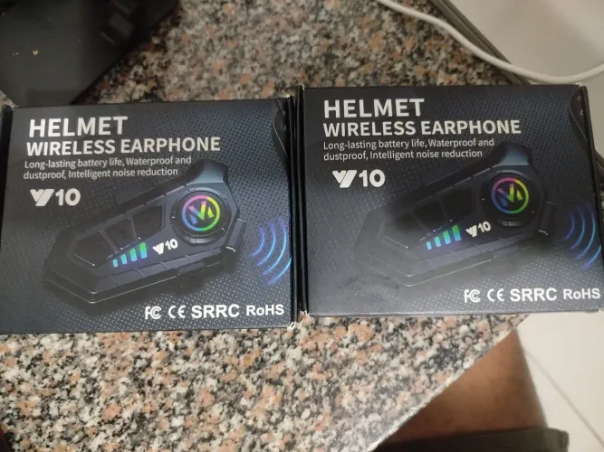Vendo dois fones de ouvido para capacete.