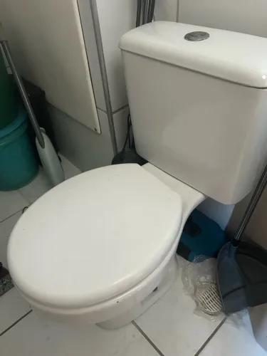 Vaso sanitário com caixa acoplada com acento e tampa 