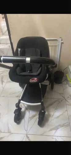 Carrinho de bebê com bebê conforto