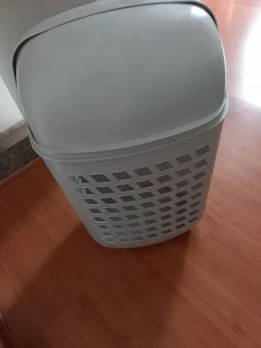 Vendo um cesto de roupa grande. 