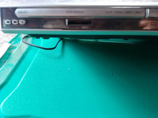 DVD Player e karaokê CCE DVD-835DV. Leia o anúncio completo.