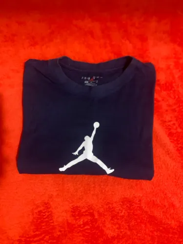 VENDO  CAMISETA JORDAN AZUL MARINHO - TAMANHO P - EM ÓTIMO ESTADO 