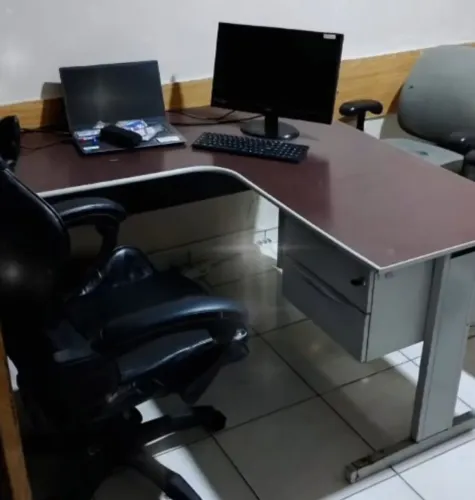 Mesa para escritório e cadeiras
