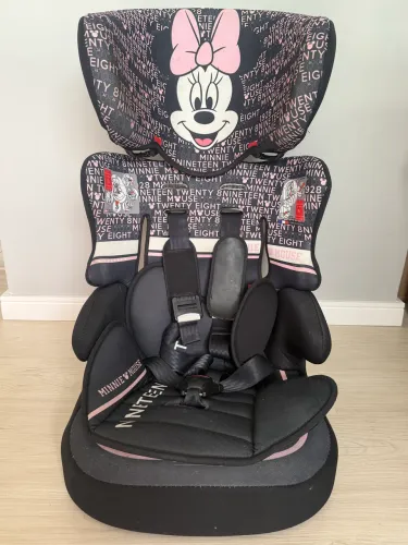 Cadeira infantil para carro Minnie de 9kg a 36kg.
