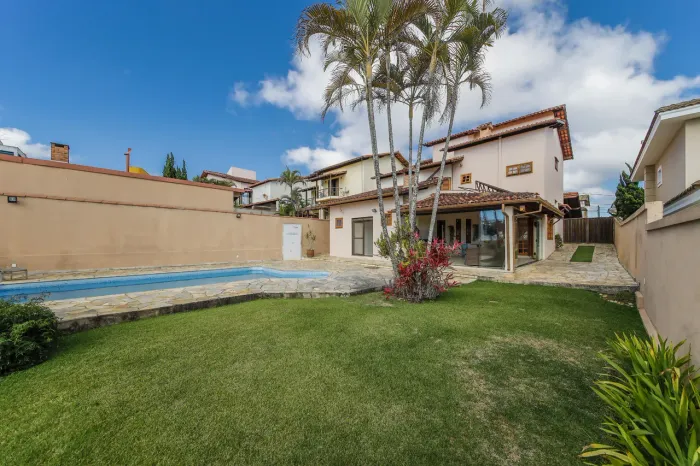 Casa em condomínio com 3 suítes, espaço gourmet e piscina para venda