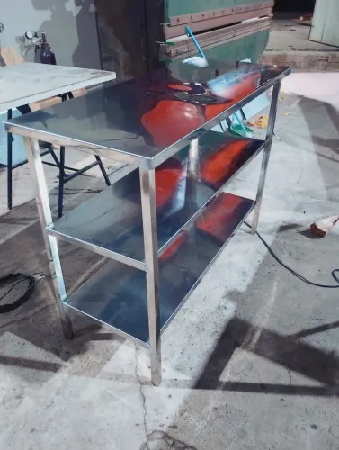 Bancada de inox com duas prateleiras