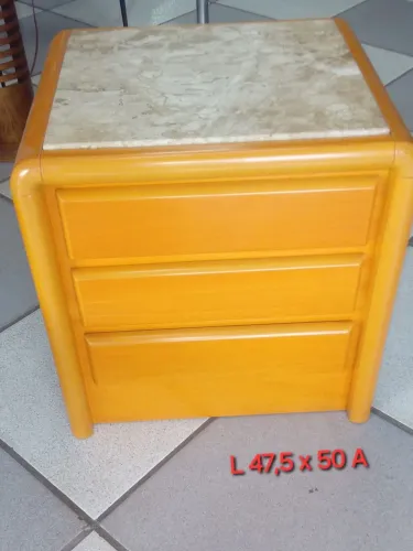 Mesa de cabeceira com tampo em granito