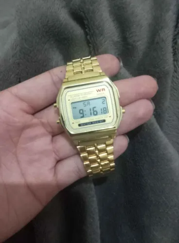 Relógio Casio Mini WR na cor dourado