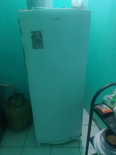 Vende-se uma geladeira Consul barata 