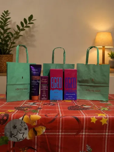 Kit O Boticário, 4 itens mais sacolas.