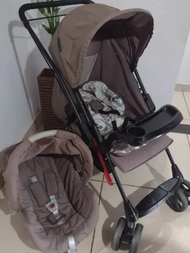 Carrinho com bebê conforto