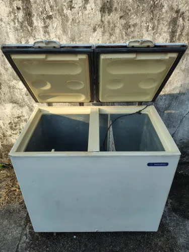 Freezer horizontal MetalFrio gela e congela