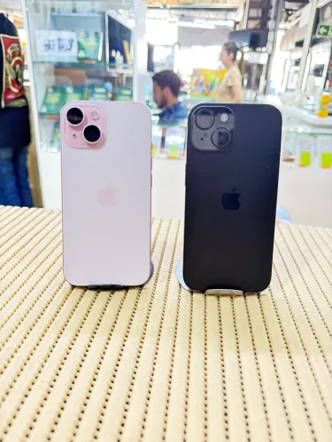 iPhone 15 256 na cor preta e rosa 