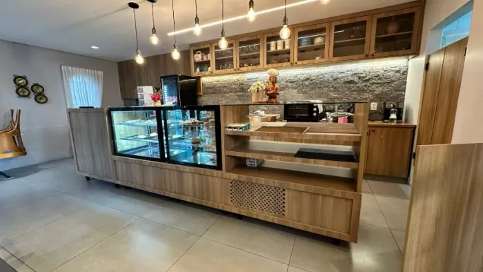 Expositor (balcão) em L de madeira com estufa quente / frio para cafeteria ou lanchonete.