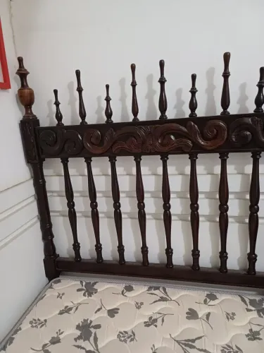 Cama solteiro de madeira maciça lindíssima