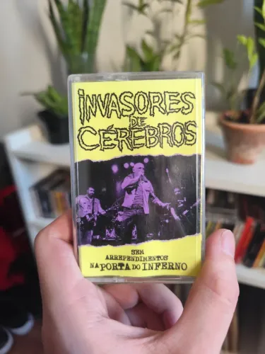 Fita k7 cassete Invasores de Cérebros - Sem Arrependimentos na porta do inferno (2015)
