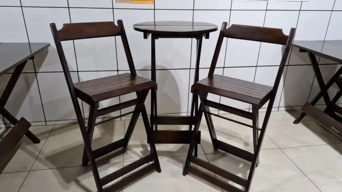 Mesa com 2 cadeiras 