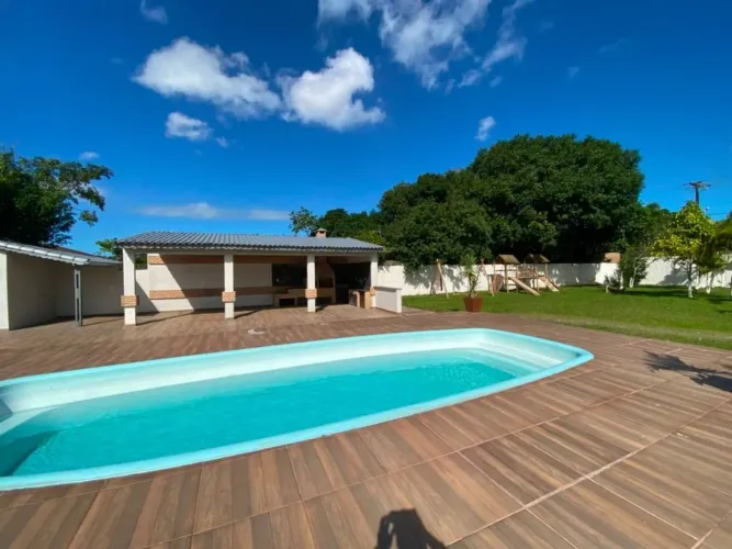Chácara à venda em Mongaguá com 2.100m², 2 casas, piscina e área de lazer completa
