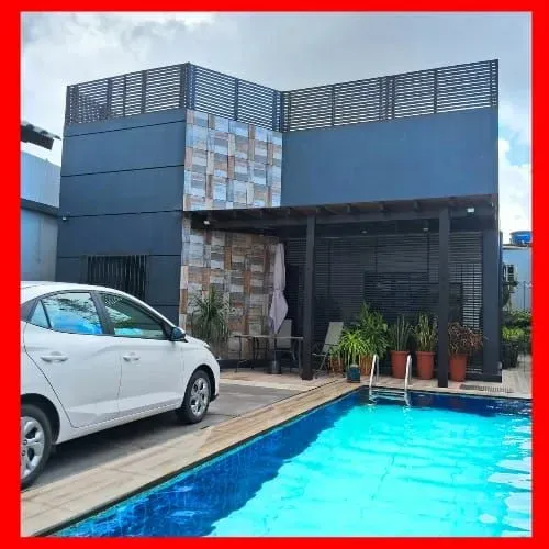 ~CASA COM PISCINA À VENDA PRÓX. DE TUDO !!!