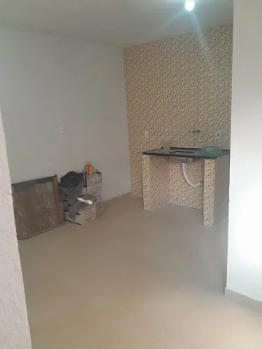 Quarto, sala, cozinha, banheiro, lavanderia, e quintal.
