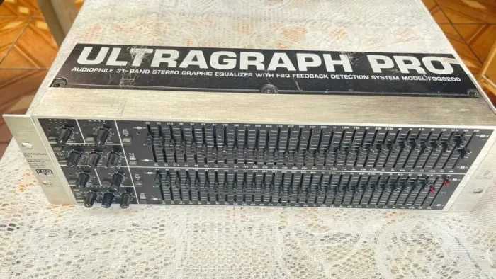 Equalizador Behringer FBQ 6200