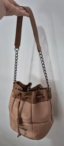 Bolsa modelo saco em couro