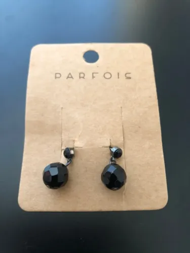 Brincos pendente com esfera preta facetada, simples e sofisticado.