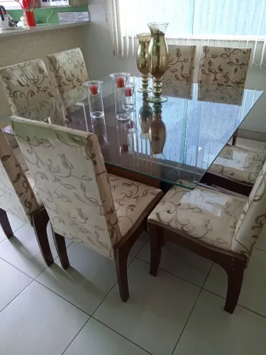 Mesa com 8 cadeiras