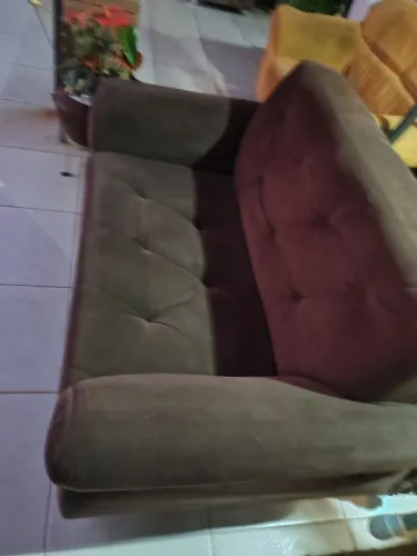 sofá marrom