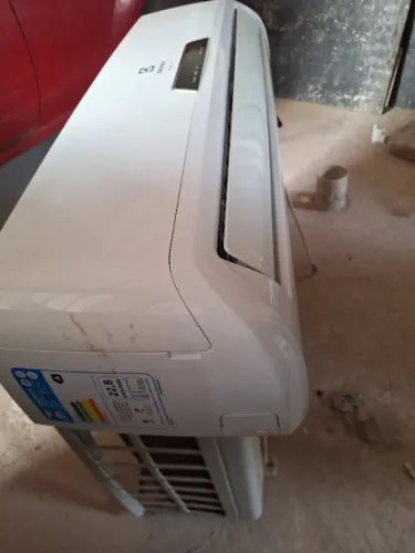Ar condicionado Split 12.000 btu's Sistema convencional gas R-410 semi novo. *