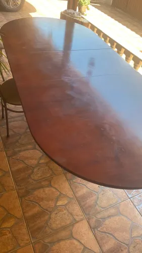 Mesa de imbuia, madeira maciça. 8 lugares.