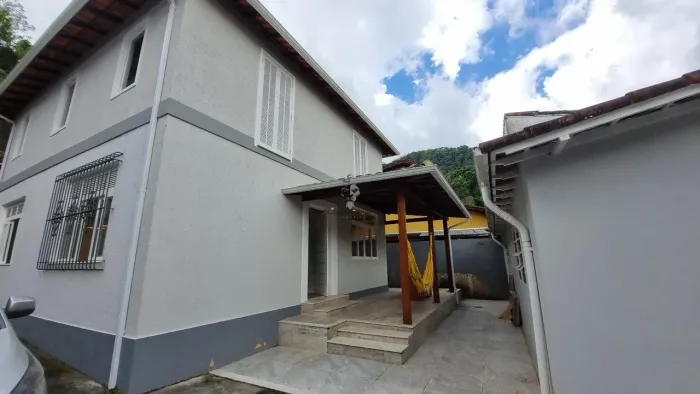 BINGEN VENDO 2 BELAS CASAS COM 3 QUARTOS CADA R$ 950.000,00