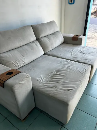 Sofá em suede bege claro retrátil e reclinável entrego