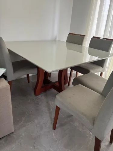 Mesa com 6 cadeiras e tampo branco