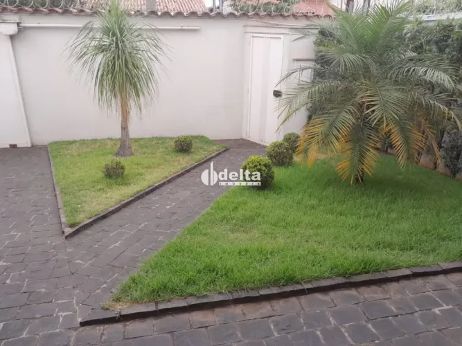Casa com 3 quartos sendo 1 suíte, disponível para venda no bairro Brasil em Uberlândia MG