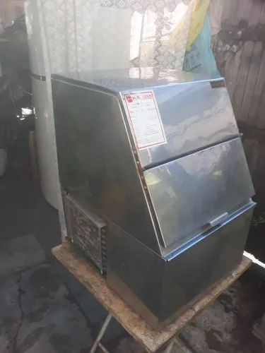 Máquina de gelo em cubo Everest,modelo egc 50 usada , com defeito