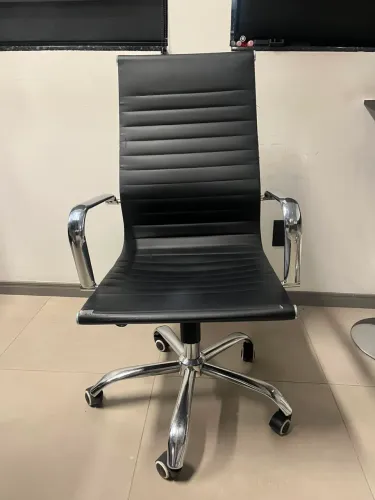 Kit com 9 Cadeiras de Escritório Giratórias | R$ 200,00