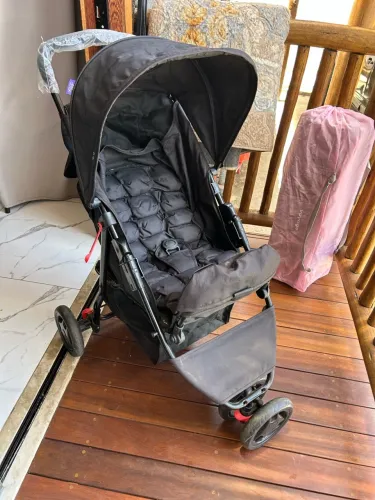 Berço cercado e carrinho de bebê
