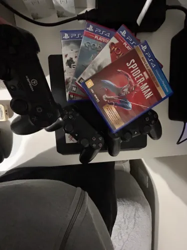ps4 slim 1tb +4 jogos e 3 controles (unico dono e bem conservado)