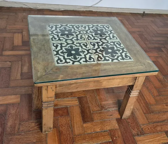 Mesa de centro madeira maciça tamanho 60 x 60 , com detalhes em ladrilho hidráulico