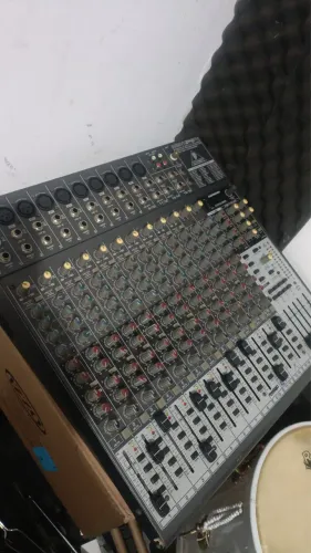 Mesa de som Behringer Xenix 2442 FX
