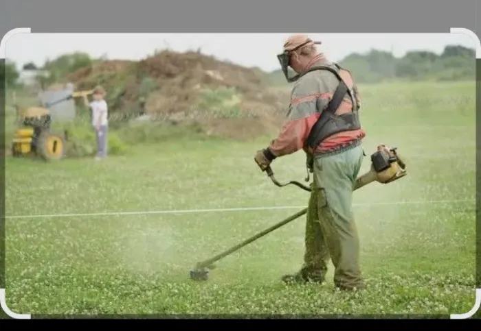 Serviço de limpeza terreno, com roçadeira 