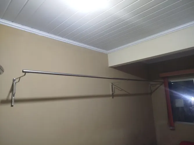 Arara de inox e provador