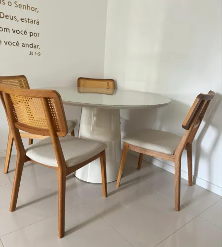 Mesa com 4 cadeiras