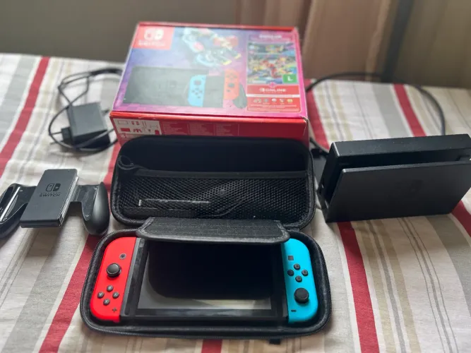 Nintendo Switch + case (8 meses de uso)
