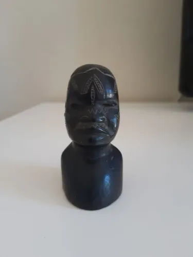 Pequeno busto em pau preto da Guiné