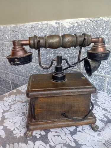Telefone vintage com base de madeira